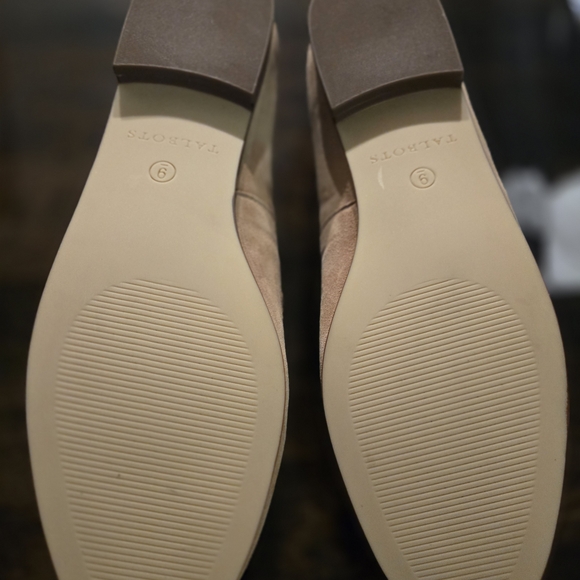 New In Boz Talbots Womens 9M Tan Suede Loafers with Gold Buckle - Picture 7 of 13